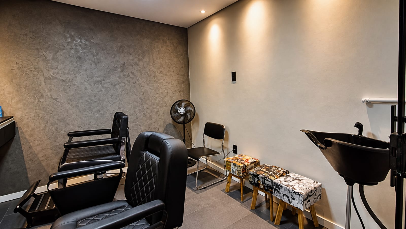 Cadeiras e lavatório da Barbearia Green Car